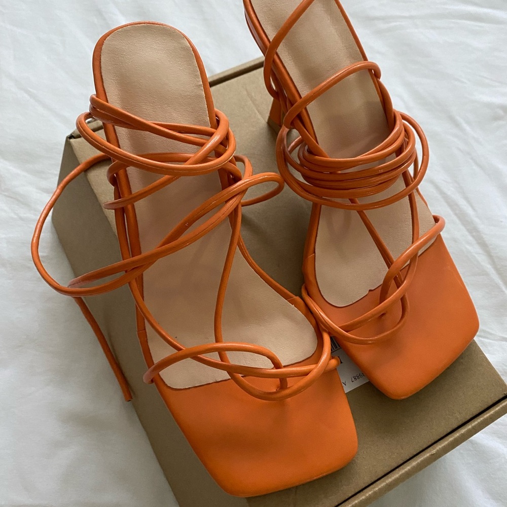 Preowned good condition women lace up heels